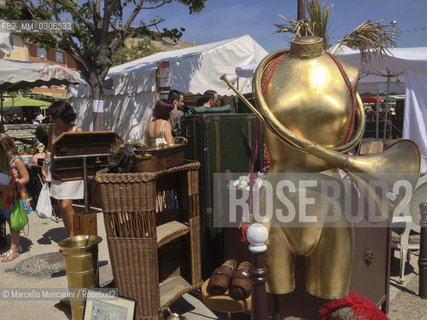 LIsle-sur-la-Sorgue, Provence (France), August 2013. Antiques & Brocante Fair / LIsle-sur-la-Sorgue, Provenza (Francia), Agosto 2013. Fiera dellantiquariato e brocantage - ©Marcello Mencarini/Rosebud2