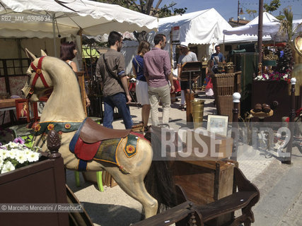 LIsle-sur-la-Sorgue, Provence (France), August 2013. Antiques & Brocante Fair / LIsle-sur-la-Sorgue, Provenza (Francia), Agosto 2013. Fiera dellantiquariato e brocantage - ©Marcello Mencarini/Rosebud2