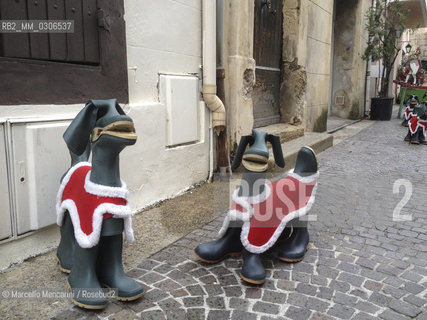 LIsle-sur-la-Sorgue, Provence (France), December 2013. Rubber boots assembled in the shape of dog / LIsle-sur-la-Sorgue, Provenza (Francia), December 2013. Stivali di gomma assemblati a forma di cane - ©Marcello Mencarini/Rosebud2