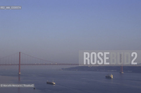 LISBON. Ponte 25 de Abril (25th of April Bridge) on the Tago river / LISBONA, Ponte 25 de Abril (Ponte 25 aprile) sul fiume Tago - ©Marcello Mencarini/Rosebud2