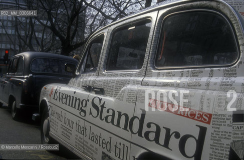 London, about 1988. A taxi with advertising of the newspaper Evening Standard / Londra, 1988 circa. Taxi con la pubblicità del quotidiano Evening Standard - ©Marcello Mencarini/Rosebud2