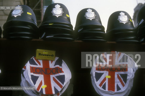Souvenir shop in London, about 1988 / Negozio di souvenir a Londra, 1988 circa . ©Marcello Mencarini/Rosebud2