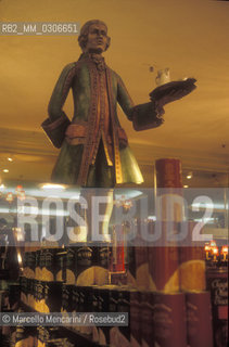 A Fortnum & Mason department store in London, about 1988 / Un negozio Fortnum & Mason  a Londra, 1988 circa - ©Marcello Mencarini/Rosebud2
