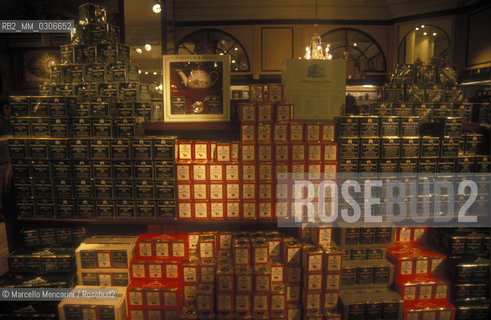 A Fortnum & Mason store in London, about 1988 / Un negozio Fortnum & Mason  a Londra, 1988 circa - ©Marcello Mencarini/Rosebud2