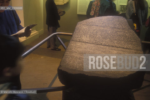 London, about 1988. Rosetta Stone at the British Museum / Loindra, 1988 circa. La Stele di Rosetta al British Museum - ©Marcello Mencarini/Rosebud2