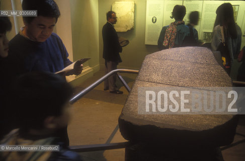 London, about 1988. Rosetta Stone at the British Museum / Loindra, 1988 circa. La Stele di Rosetta al British Museum - ©Marcello Mencarini/Rosebud2