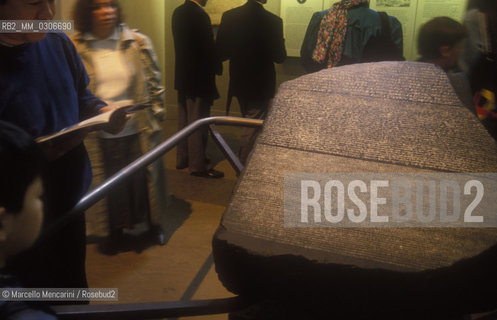 London, about 1988. Rosetta Stone at the British Museum / Loindra, 1988 circa. La Stele di Rosetta al British Museum - ©Marcello Mencarini/Rosebud2