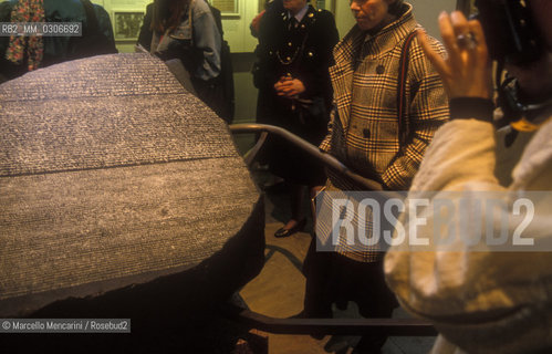 London, about 1988. Rosetta Stone at the British Museum / Loindra, 1988 circa. La Stele di Rosetta al British Museum - ©Marcello Mencarini/Rosebud2