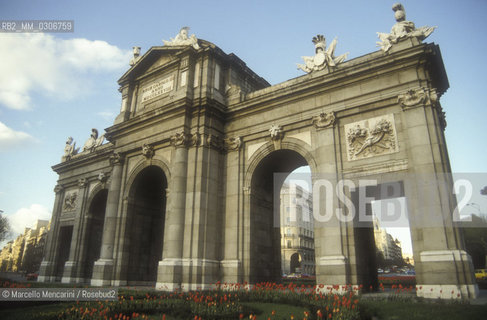 MADRID, Puerta de Alcalá (Alcalá Gate) in the Plaza de la Independencia (Independence Square)  / MADRID, Puerta de Alcalá (Porta di Alcalà)  in Plaza de la Independencia (Piazza Indiprendenza) - ©Marcello Mencarini/Rosebud2