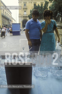 MALTA, Valletta. Couple watching a glass shop window / Malta, La Valletta. Coppia che guarda la vetrina di una cristalleria
 ©Marcello Mencarini/Rosebud2