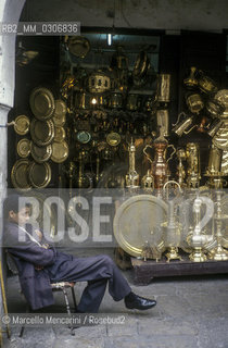 MOROCCO, Casablanca. Shop of copper and brass in the souk / MAROCCO, Casablanca. Emporio di rami e ottoni nel souk - ©Marcello Mencarini/Rosebud2