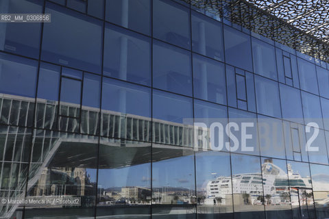 Marseille-Provence 2013 (Marseille European capital of culture in 2013). Villa Méditerranée (a space dedicated to cultural and artistic exchanges between Mediterranean countries) by architect Stefano Boeri reflected in the glass of the MUCEM (National Museum of European and Mediterranean Civilizations) by architect Rudy Ricciotti: two new sites built for the event / Marseille-Provence 2013 (Marsiglia capitale europea della cultura nel 2013). In primo piano Villa Méditerranée (spazio dedicato agli scambi culturali e artistici tra i popoli del Mediterraneo) dellarchitetto Stefano Boeri riflesso sulle vetrate del MUCEM (Museo nazionale delle civiltà dellEuropa e del Mediterraneo) dellarchitetto Rudy Ricciotti: due nuovi luoghi progettati in occasione dellevento - ©Marcello Mencarini/Rosebud2