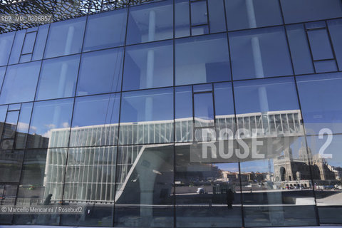 Marseille-Provence 2013 (Marseille European capital of culture in 2013). Villa Méditerranée (a space dedicated to cultural and artistic exchanges between Mediterranean countries) by architect Stefano Boeri reflected in the glass of the MUCEM (National Museum of European and Mediterranean Civilizations) by architect Rudy Ricciotti: two new sites built for the event / Marseille-Provence 2013 (Marsiglia capitale europea della cultura nel 2013). In primo piano Villa Méditerranée (spazio dedicato agli scambi culturali e artistici tra i popoli del Mediterraneo) dellarchitetto Stefano Boeri riflesso sulle vetrate del MUCEM (Museo nazionale delle civiltà dellEuropa e del Mediterraneo) dellarchitetto Rudy Ricciotti: due nuovi luoghi progettati in occasione dellevento - ©Marcello Mencarini/Rosebud2