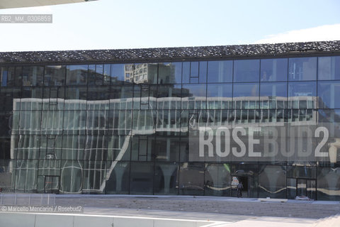 Marseille-Provence 2013 (Marseille European capital of culture in 2013). Villa Méditerranée (space dedicated to cultural and artistic exchanges between Mediterranean countries) by architect Stefano Boeri reflected in the glass of the MUCEM (National Museum of European and Mediterranean Civilizations) by architect Rudy Ricciotti, two new sites built for the event / Marseille-Provence 2013 (Marsiglia capitale europea della cultura nel 2013). In primo piano Villa Méditerranée (spazio dedicato agli scambi culturali e artistici tra i popoli del Mediterraneo) dellarchitetto Stefano Boeri riflesso sulle vetrate del MUCEM (Museo nazionale delle civiltà dellEuropa e del Mediterraneo) dellarchitetto Rudy Ricciotti, due nuovi luoghi progettati in occasione dellevento - ©Marcello Mencarini/Rosebud2