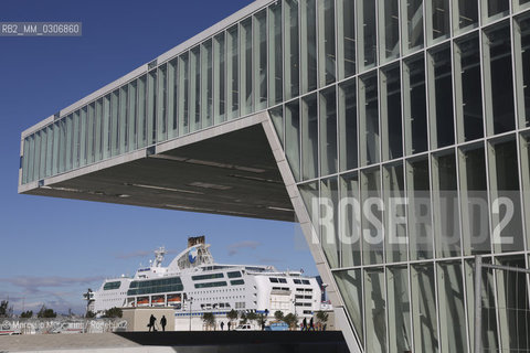 Marseille-Provence 2013 (Marseille European capital of culture in 2013). Villa Méditerranée, a new space dedicated to cultural and artistic exchanges between Mediterranean countries designed by architect Stefano Boeri / Marseille-Provence 2013 (Marsiglia capitale europea della cultura nel 2013). Villa Méditerranée, un nuovo spazio dedicato agli scambi culturali e artistici tra i popoli del Mediterraneoprogettato dallarchitetto Stefano Boeri - ©Marcello Mencarini/Rosebud2