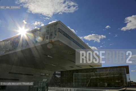 Marseille-Provence 2013 (Marseille European capital of culture in 2013).  In the foreground Villa Méditerranée (a space dedicated to cultural and artistic exchanges between Mediterranean countries) by architect Stefano Boeri and in the background the MUCEM (National Museum of European and Mediterranean Civilizations) by architect Rudy Ricciotti: two new sites built for the event / Marseille-Provence 2013 (Marsiglia capitale europea della cultura nel 2013). In primo piano Villa Méditerranée (spazio dedicato agli scambi culturali e artistici tra i popoli del Mediterraneo) dellarchitetto Stefano Boeri e sullo sfondo il MUCEM (Museo nazionale delle civiltà dellEuropa e del Mediterraneo) dellarchitetto Rudy Ricciotti: due nuovi luoghi progettati in occasione dellevento - ©Marcello Mencarini/Rosebud2