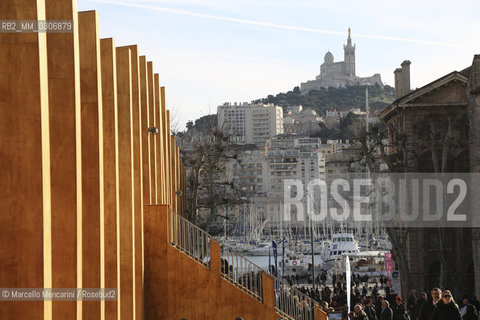 Marseille-Provence 2013 (Marseille European capital of culture in 2013). A side of the M Pavilion, a temporary structure of 3,000 m2 that has been built on the Place Villeneuve-Bargemon, in  the packground the Old Port / Marseille-Provence 2013 (Marsiglia capitale europea della cultura nel 2013). Un lato del Padiglione M, sulla piazza Villeneuve-Bargemon, sullo sfondo il Vecchio porto - ©Marcello Mencarini/Rosebud2