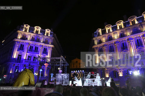 Marseille-Provence 2013 (Marseille European capital of culture in 2013). January 12, Opening Celebration: Retour de Pêche, ice statues carved in Sadi Carnot square by the sculptors of the Machine de Nantes group / Marseille-Provence 2013 (Marsiglia capitale europea della cultura nel 2013). 12 gennaio, Cerimonia di apertura: Retour de Pêche statue di ghiaccio realizzate in piazza Sadi Carnot dagli scultori del gruppo Machine de Nantes - ©Marcello Mencarini/Rosebud2