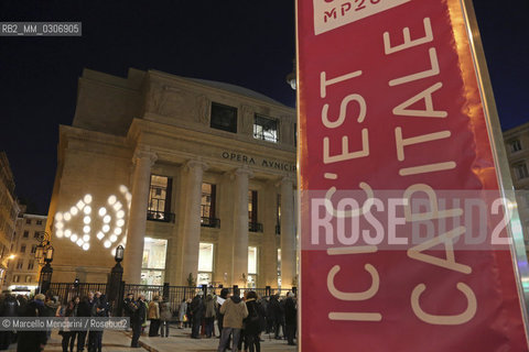 Marseille-Provence 2013 (Marseille European capital of culture in 2013). January 12, Opening Celebration: La Grande Clameur, a performance conceived by Bernard Souroque. First the sirens of the fishermens boats, then the urban sirens and the bells of the churches, finally people gathered in several places of the town, all made noise for five minutes. Here the meeting point in front of the Marseille Opera House where people sang the air Libiamo from Verdis Traviata / Marseille-Provence 2013 (Marsiglia capitale europea della cultura nel 2013). 12 gennaio, cerimonia di apertura: La Grande Clameur, una performance pensata da Bernard Souroque. Prima le sirene dei battelli dei pescatori, poi le sirene urbane e le campane delle chiese, infine la gente riunita in diversi punti della città hanno fatto rumore per cinque minuti. Qui il punto di raccolta davanti allOpera di Marsiglia, dove la gente ha cantato laria Libiamo della Traviata di Verdi - ©Marcello Mencarini/Rosebud2