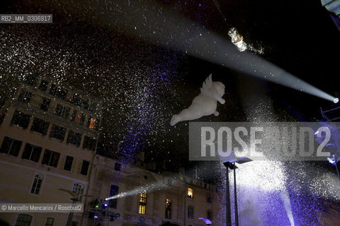 Marseille-Provence 2013 (Marseille European capital of culture in 2013). January 12, Opening Celebration: aerial circus show by the Cie Studios de Cirque / Marseille-Provence 2013 (Marsiglia capitale europea della cultura nel 2013). 12 gennaio: Cerimonia di apertura: spettacolo di circo aereo della Cie Studios de Cirque - ©Marcello Mencarini/Rosebud2