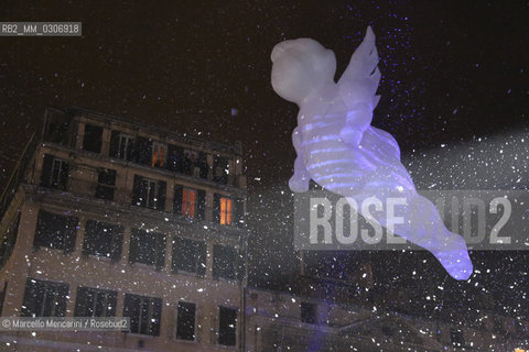 Marseille-Provence 2013 (Marseille European capital of culture in 2013). January 12, Opening Celebration: aerial circus show by the Cie Studios de Cirque / Marseille-Provence 2013 (Marsiglia capitale europea della cultura nel 2013). 12 gennaio: Cerimonia di apertura: spettacolo di circo aereo della Cie Studios de Cirque - ©Marcello Mencarini/Rosebud2