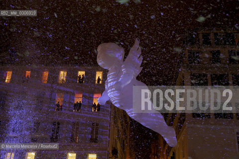 Marseille-Provence 2013 (Marseille European capital of culture in 2013). January 12, Opening Celebration: aerial circus show by the Cie Studios de Cirque / Marseille-Provence 2013 (Marsiglia capitale europea della cultura nel 2013). 12 gennaio: Cerimonia di apertura: spettacolo di circo aereo della Cie Studios de Cirque - ©Marcello Mencarini/Rosebud2