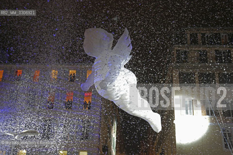 Marseille-Provence 2013 (Marseille European capital of culture in 2013). January 12, Opening Celebration: aerial circus show by the Cie Studios de Cirque / Marseille-Provence 2013 (Marsiglia capitale europea della cultura nel 2013). 12 gennaio: Cerimonia di apertura: spettacolo di circo aereo della Cie Studios de Cirque - ©Marcello Mencarini/Rosebud2