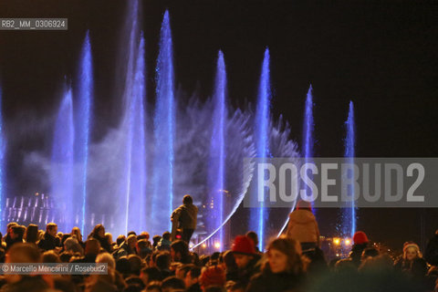 Marseille-Provence 2013 (Marseille European capital of culture in 2013). January 12, Opening Celebration: Espelida Lacydon, an installation by Crystal Group. The water of the Old Port springs in illuminated and colored jets / Marseille-Provence 2013 (Marsiglia capitale europea della cultura nel 2013). 12 gennaio, Cerimonia di apertura: Espelida Lacydon, uninstallazione del Crystal Group. Lacqua del Vecchio porto zampilla in getti colorati e illuminati  - ©Marcello Mencarini/Rosebud2