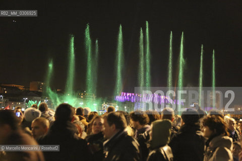Marseille-Provence 2013 (Marseille European capital of culture in 2013). January 12, Opening Celebration: Espelida Lacydon, an installation by Crystal Group. The water of the Old Port springs in illuminated and colored jets / Marseille-Provence 2013 (Marsiglia capitale europea della cultura nel 2013). 12 gennaio, Cerimonia di apertura: Espelida Lacydon, uninstallazione del Crystal Group. Lacqua del Vecchio porto zampilla in getti colorati e illuminati  - ©Marcello Mencarini/Rosebud2