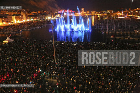 Marseille-Provence 2013 (Marseille European capital of culture in 2013). January 12, Opening Celebration: Espelida Lacydon, an installation by Crystal Group. The water of the Old Port springs in illuminated and colored jets / Marseille-Provence 2013 (Marsiglia capitale europea della cultura nel 2013). 12 gennaio, Cerimonia di apertura: Espelida Lacydon, uninstallazione del Crystal Group. Lacqua del Vecchio porto zampilla in getti colorati e illuminati  - ©Marcello Mencarini/Rosebud2