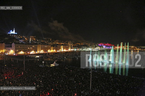 Marseille-Provence 2013 (Marseille European capital of culture in 2013). January 12, Opening Celebration: Espelida Lacydon, an installation by Crystal Group. The water of the Old Port springs in illuminated and colored jets / Marseille-Provence 2013 (Marsiglia capitale europea della cultura nel 2013). 12 gennaio, Cerimonia di apertura: Espelida Lacydon, uninstallazione del Crystal Group. Lacqua del Vecchio porto zampilla in getti colorati e illuminati  - ©Marcello Mencarini/Rosebud2