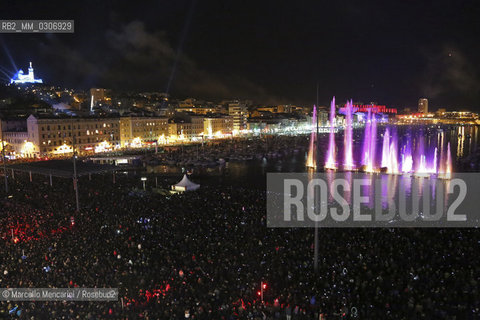 Marseille-Provence 2013 (Marseille European capital of culture in 2013). January 12, Opening Celebration: Espelida Lacydon, an installation by Crystal Group. The water of the Old Port springs in illuminated and colored jets / Marseille-Provence 2013 (Marsiglia capitale europea della cultura nel 2013). 12 gennaio, Cerimonia di apertura: Espelida Lacydon, uninstallazione del Crystal Group. Lacqua del Vecchio porto zampilla in getti colorati e illuminati  - ©Marcello Mencarini/Rosebud2