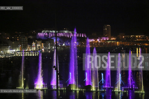 Marseille-Provence 2013 (Marseille European capital of culture in 2013). January 12, Opening Celebration: Espelida Lacydon, an installation by Crystal Group. The water of the Old Port springs in illuminated and colored jets / Marseille-Provence 2013 (Marsiglia capitale europea della cultura nel 2013). 12 gennaio, Cerimonia di apertura: Espelida Lacydon, uninstallazione del Crystal Group. Lacqua del Vecchio porto zampilla in getti colorati e illuminati  - ©Marcello Mencarini/Rosebud2
