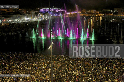 Marseille-Provence 2013 (Marseille European capital of culture in 2013). January 12, Opening Celebration: Espelida Lacydon, an installation by Crystal Group. The water of the Old Port springs in illuminated and colored jets / Marseille-Provence 2013 (Marsiglia capitale europea della cultura nel 2013). 12 gennaio, Cerimonia di apertura: Espelida Lacydon, uninstallazione del Crystal Group. Lacqua del Vecchio porto zampilla in getti colorati e illuminati  - ©Marcello Mencarini/Rosebud2