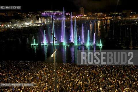 Marseille-Provence 2013 (Marseille European capital of culture in 2013). January 12, Opening Celebration: Espelida Lacydon, an installation by Crystal Group. The water of the Old Port springs in illuminated and colored jets / Marseille-Provence 2013 (Marsiglia capitale europea della cultura nel 2013). 12 gennaio, Cerimonia di apertura: Espelida Lacydon, uninstallazione del Crystal Group. Lacqua del Vecchio porto zampilla in getti colorati e illuminati  - ©Marcello Mencarini/Rosebud2