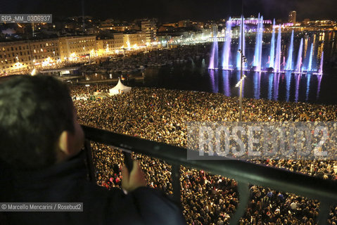 Marseille-Provence 2013 (Marseille European capital of culture in 2013). January 12, Opening Celebration: Espelida Lacydon, an installation by Crystal Group. The water of the Old Port springs in illuminated and colored jets / Marseille-Provence 2013 (Marsiglia capitale europea della cultura nel 2013). 12 gennaio, Cerimonia di apertura: Espelida Lacydon, uninstallazione del Crystal Group. Lacqua del Vecchio porto zampilla in getti colorati e illuminati  - ©Marcello Mencarini/Rosebud2