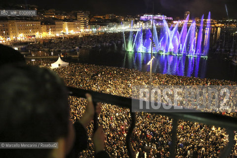 Marseille-Provence 2013 (Marseille European capital of culture in 2013). January 12, Opening Celebration: Espelida Lacydon, an installation by Crystal Group. The water of the Old Port springs in illuminated and colored jets / Marseille-Provence 2013 (Marsiglia capitale europea della cultura nel 2013). 12 gennaio, Cerimonia di apertura: Espelida Lacydon, uninstallazione del Crystal Group. Lacqua del Vecchio porto zampilla in getti colorati e illuminati  - ©Marcello Mencarini/Rosebud2