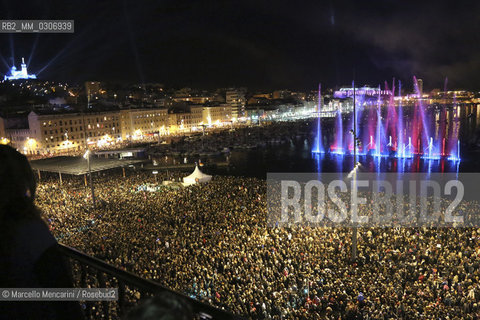 Marseille-Provence 2013 (Marseille European capital of culture in 2013). January 12, Opening Celebration: Espelida Lacydon, an installation by Crystal Group. The water of the Old Port springs in illuminated and colored jets / Marseille-Provence 2013 (Marsiglia capitale europea della cultura nel 2013). 12 gennaio, Cerimonia di apertura: Espelida Lacydon, uninstallazione del Crystal Group. Lacqua del Vecchio porto zampilla in getti colorati e illuminati  - ©Marcello Mencarini/Rosebud2