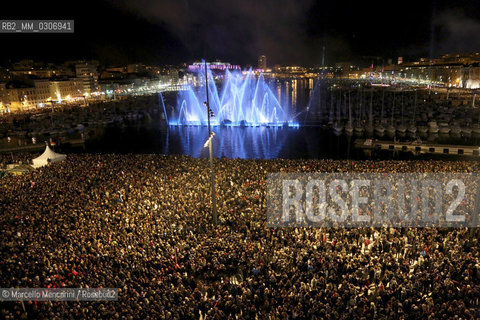 Marseille-Provence 2013 (Marseille European capital of culture in 2013). January 12, Opening Celebration: Espelida Lacydon, an installation by Crystal Group. The water of the Old Port springs in illuminated and colored jets / Marseille-Provence 2013 (Marsiglia capitale europea della cultura nel 2013). 12 gennaio, Cerimonia di apertura: Espelida Lacydon, uninstallazione del Crystal Group. Lacqua del Vecchio porto zampilla in getti colorati e illuminati  - ©Marcello Mencarini/Rosebud2