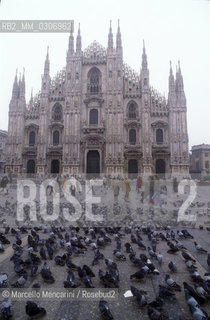 Milan, Piazza Duomo, about 1988.  Pigeons in front of the Milan Cathedral / Milano, Piazza Duomo, 1988 circa. Piccioni davanti al Duomo - ©Marcello Mencarini/Rosebud2