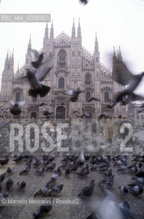 Milan, Piazza Duomo, about 1988.  Pigeons in front of the Milan Cathedral / Milano, Piazza Duomo, 1988 circa. Piccioni davanti al Duomo - ©Marcello Mencarini/Rosebud2