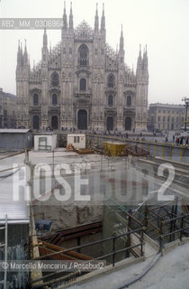Milan, Piazza Duomo, about 1988. Works in front of the Milan Cathedral / Milano, Piazza Duomo, 1988 circa. Lavori davanti al Duomo - ©Marcello Mencarini/Rosebud2