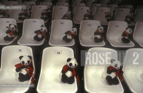 Milan, 1988. Empty chairs before a fashion show / Milano, 1988. Sedie vuote prima di una sfilata di moda - ©Marcello Mencarini/Rosebud2