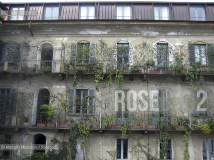 Milan, 2008. Banisters house on Corso Como, in the Garibaldi district / Milano, 2008. Casa di ringhiera in Corso Como, nel quartiere Garibaldi - ©Marcello Mencarini/Rosebud2