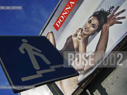 Milan, August 2008. Billboard of Donna Loka shoes / Milano, agosto 2008. Cartello pubblicitaro delle scarpe Donna Loka. _Milano 2008 - ©Marcello Mencarini/Rosebud2