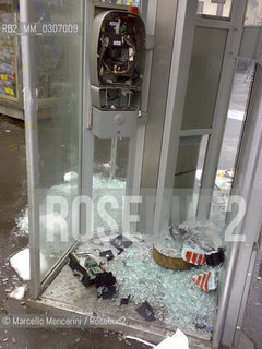 Milan, via Borsieri, Isola district, January 2006. Telephone booth destroyed / Milano, via Borsieri, quartiere Isola, gennaio 2006. Cabina telefonica distrutta - ©Marcello Mencarini/Rosebud2