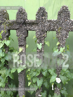 Milan, October 2012. Fence with climbing plant in via Giovanni Calvino / Milano, ottobre 2012. Recinto con pianta rampicante in via Giovanni Calvino - ©Marcello Mencarini/Rosebud2