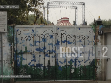 Milan, October 2012. Graffiti on a gate in via Messina / Milano, ottobre 2012. Graffiti su un cancello in via Messina - ©Marcello Mencarini/Rosebud2