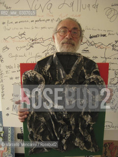 Milan, Isola district, June 2009. Painter Francesco Magli in his studio located in the building Stecca degli Artigiani that will be demolished to build the new constructions of the urban renewal plan Progetto Porta Nuova (Porta Nuova Project) / Milano, quartiere Isola, giugno 2009. Il pittore Francesco Magli nel suo studio che si trova nelledificio della Stecca degli artigiani che sarà abbattuto per costruire i nuovi edifici previsti dal piano di riqualificazione urbana Progetto Porta Nuova - ©Marcello Mencarini/Rosebud2