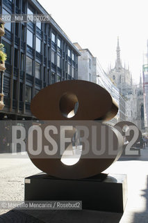 Sculptures Numbers 1-0 by Robert Indiana (Cor-ten steel, Edition 3/5, 1980-2002, Galerie Gmurzynska in Zurich) on show in via Vittorio Emanuele II on occasion of the exhibition Robert Indiana in Milan at PAC, Padiglione di Arte Contemporanea (August 2008) / Le sculture Numbers 1-0 di Robert Indiana (in acciaio Corten, Edizione 3/5, 1980-2002, Galleria Gmurzynska di Zurigo) esposte in corso Vittorio Emanuele II in occasione della mostra Robert Indiana a Milano al PAC, Padiglione di Arte Contemporanea (agosto 2008) - ©Marcello Mencarini/Rosebud2